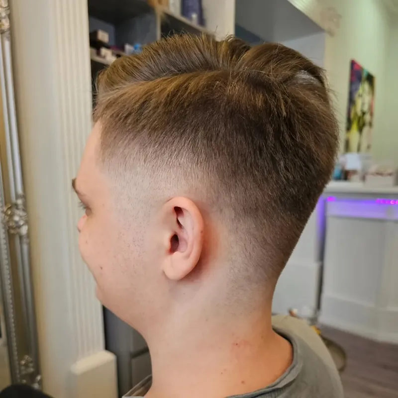 Herrenschnitt mit kurzem Fade an den Seiten