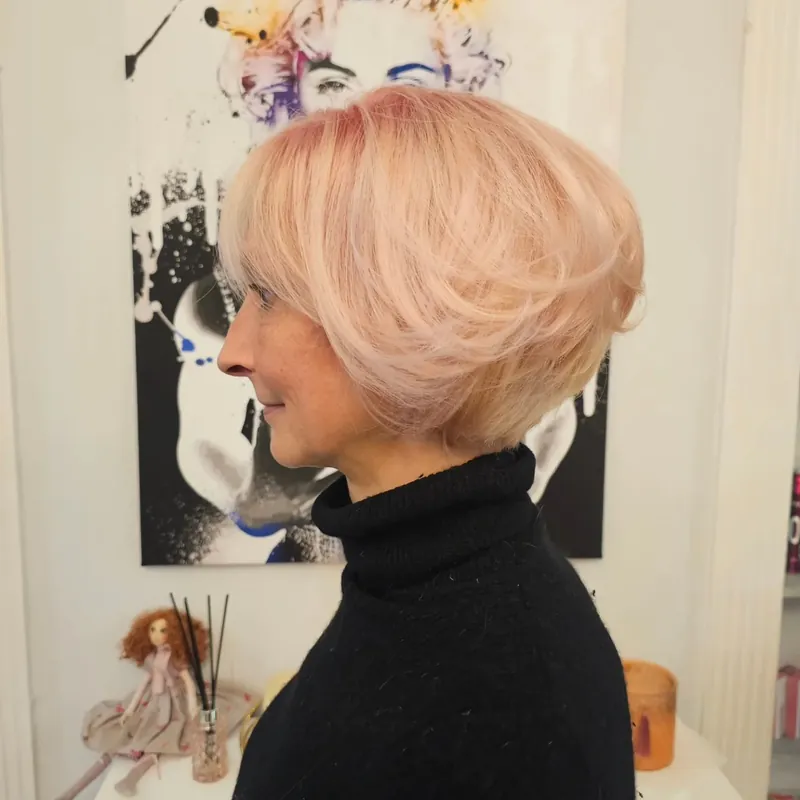 Rosé-blonder, gestufter Bob im Profil